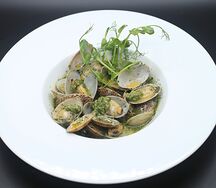 Вонголе, томлённые в соусе песто