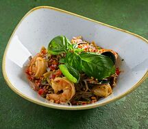 Соба с ореховым соусом и морепродуктами