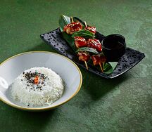Южно-корейская курочка Даккочи и рис