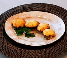Шампиньоны гриль, фаршированные ветчиной и сыром