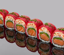 Ролл из тунца Еллоуфин, лосося, камчатского краба в соусе Cпайс