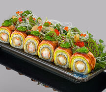 Ролл никкей из креветки темпура, лосося татаки с авокадо и салатом микс