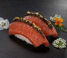 Суши Тунец Торо с черной икрой Голд