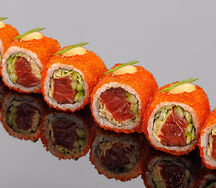 Ролл из тунца Еллоуфин с тобико, салатом айсберг, перцем Чили и соусом Спайс