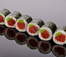 Ролл из тунца и спаржи