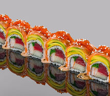 Ролл из лосося, тунца, лакедры, тигровой креветки, авокадо с соусом Мента