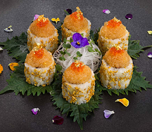 Ролл из о-торо, лакедры, тунца Блюфин, икрой щуки с соусом Юдзу