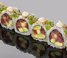 Ролл с тунцом Блюфин и трюфельным соусом