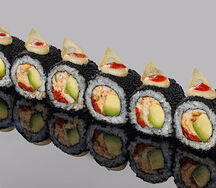 Ролл из жареного сибаса, сладкого перца, авокадо и пряно-кремового соуса