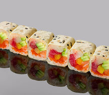 Ролл в маменори с лакедрой, лососем, тунцом, авокадо и пряным соусом