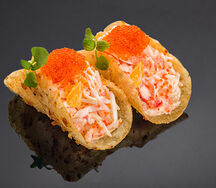 Тако с камчатским крабом, апельсином и соусом Спайс (2 шт)