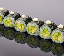 Ролл из авокадо с трюфельным соусом