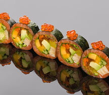 Ролл сашими из лосося с манго, авокадо и маринованными овощами