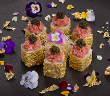 Ролл из тунца Блюфин с черной икрой и золотом