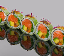 Ролл из лосося и маринованных овощей