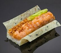 Хенд ролл с сибасом в остром соусе в маменори