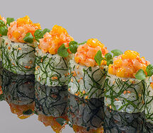 Ролл с гребешком, тунцом Еллоуфин, сальсой манго и шпинатом