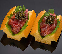 Японский яичный бисквит с тунцом Блюфин, черной икрой и трюфельным соусом