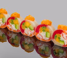 Ролл сашими из тунца Еллоуфин, лакедры, лосося, камчатского краба с авокадо