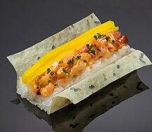 Хенд ролл с лакедрой в остром соусе в маменори