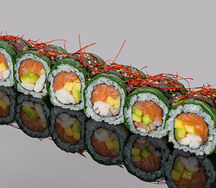 Ролл из лосося, тигровой креветки, авокадо со шпинатом