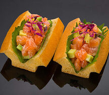 Японский яичный бисквит с лососем, авкадо и трюфельным соусом