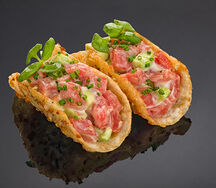 Тако с тунцом Блюфин, авокадо и трюфельном соусе (2 шт)