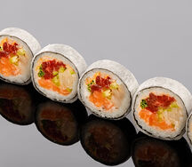 Ролл из тунца Еллоуфин, лосося, лакедры, перца чили с соусом Спайс