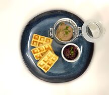 Вафля с паштетом и карамелизированным луком