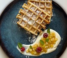 Вафля со сливочным кремом и тартаром из фруктов