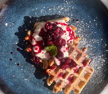 Вафля с вишневым конфи