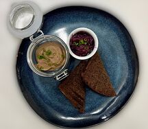 Печеночный паштет с карамелизованным луком