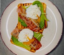 Яйцо пашот с беконом