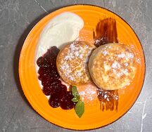 Сырники со сливочным муссом и вишневым конфи