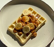 Вафля с соленым арахисом, карамелью и бананом