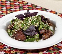 Салат с жареной куриной печенью, шпинатом, кинзой и базиликом под ореховым соусом