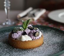 Тарталетка с черничным муссом и голубикой