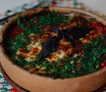 Баклажаны с сыром под соусом из свежих помидоров