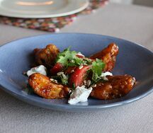 Овощной салат с хрустящими баклажанами, домашним сыром, зеленью и семечками