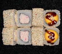 Запеченный ролл с крабом в сырном соусе