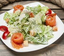 Салат Цезарь с слабосоленой семгой