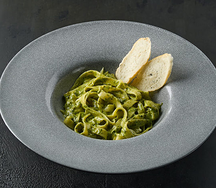 Паста феттуччине со сливочным шпинатом