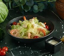 Салат Цезарь с креветками