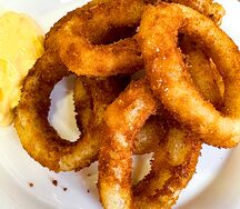Луковые кольца с чесночным соусом