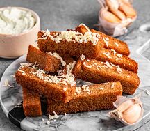 Гренки с сыром и соусом