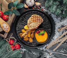 Свиная корейка с молодым картофелем