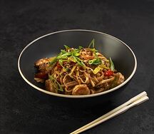 Лапша с креветками, чесноком и имбирем