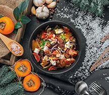 Салат с хурмой, сыром фета и хрустящим беконом