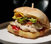 Панини с куриным филе и беконом