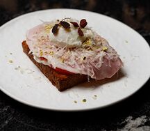 Бриошь с яйцом пашот и окороком 